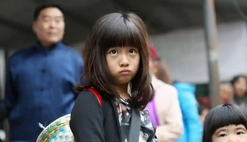 原创黄磊大女儿近照曝光浓妆艳抹红唇魅惑好时尚小女儿长相差别大