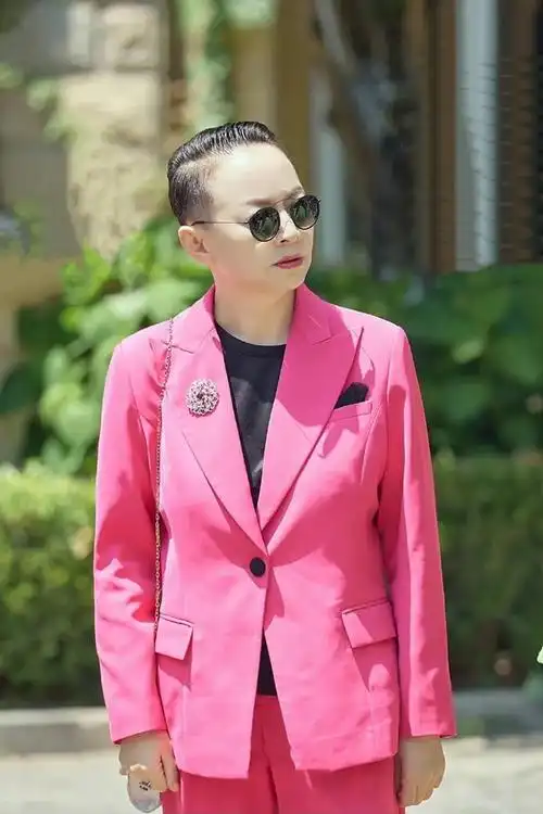 宋丹丹厉害了!61岁穿芭比粉西装摩登减龄,梳油头黑超遮面超霸气插图1