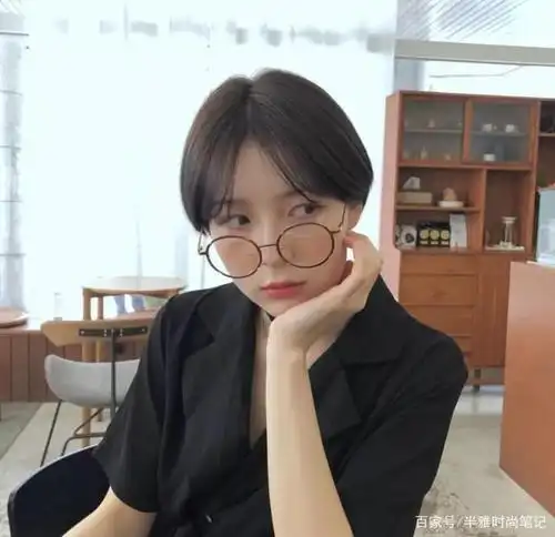 戴眼镜女生的短发,仙气十足