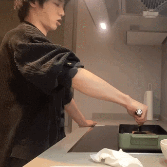 李兰迪做蛋糕翻车,回顾明星做饭名场面,看到最后嘴都笑抽了_吴亦凡