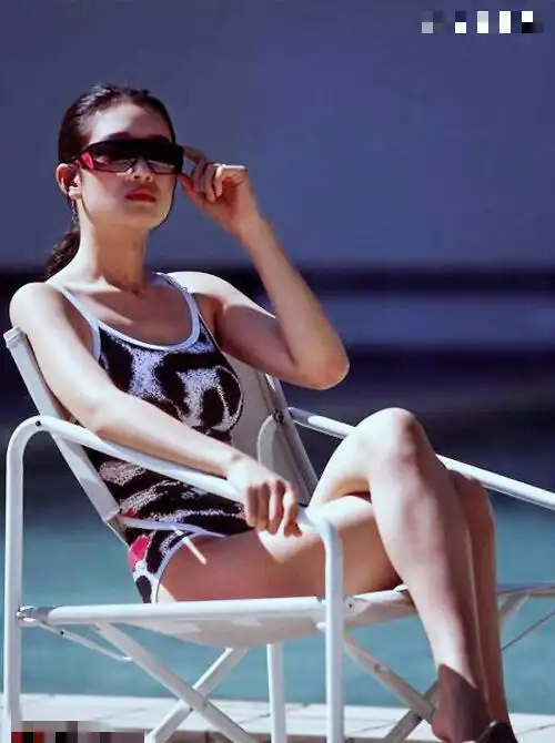 巩俐早年泳装照,让人怀念没有修图的清纯气质,凹凸有致很迷人