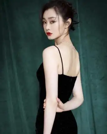 宋轶大胆新装亮相,靳东手足无措,网友:这是真敢穿啊!