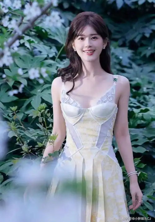 赵露思好可爱,幽默调侃自己澳门服装造型,鬼迷日眼的照片