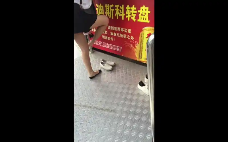 游乐园蹦蹦床脱鞋