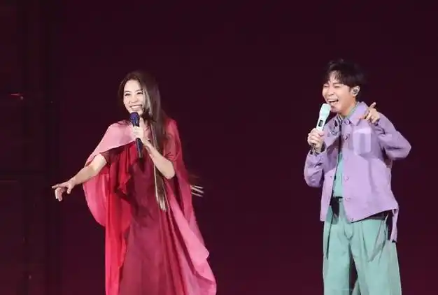 田馥甄与吴青峰合体演唱会气质迷人惊艳全场