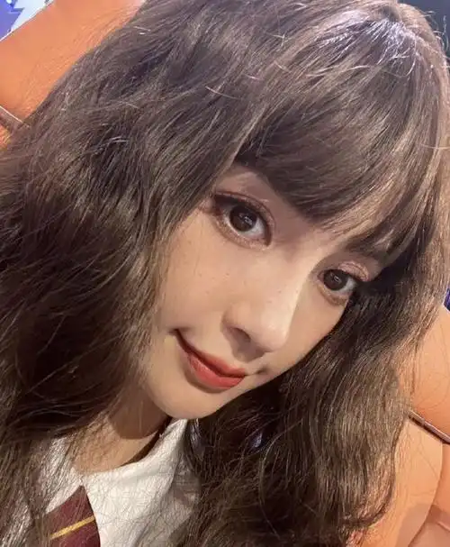 不得不说,这个风格好适合她|妆容|穿搭|百褶裙|好身材|杨颖(十六国)