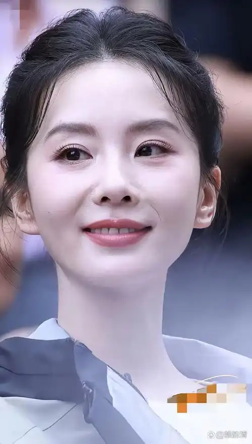 都说刘诗诗长相普通寡淡 但看看这高清怼脸大图 真的非常漂亮明媚