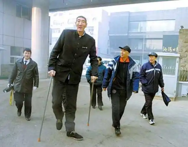 中国第一巨人鲍喜顺不听医生忠告执意生下一子儿子现身高多少