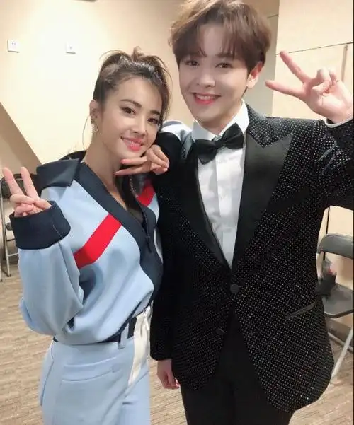 尤长靖的合照都是剪刀手,只有和她是比心手势,粉丝:柠檬了!_网易订阅