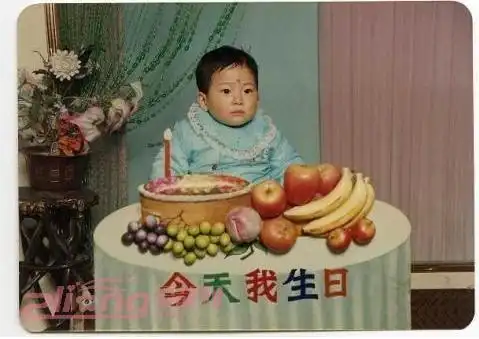 井柏然小时候生日照片井柏然在1989年4月19日出生在沈阳一个极为普通