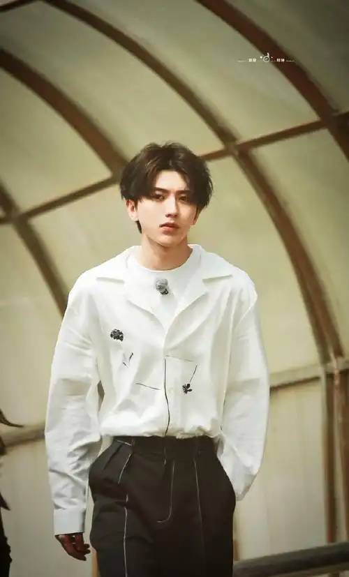 比昨天的蔡徐坤更帅的是今天的蔡徐坤奔跑吧今日份上班路透来袭