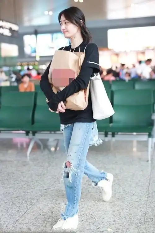 下半身一条破洞牛仔裤,看着是不是有点时髦呢,脚上还搭配一双小白鞋