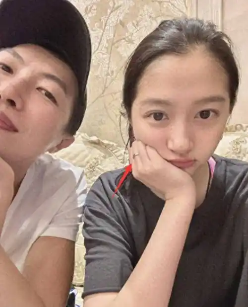 官宣恋情,连续七年为女友庆生,曝庆生现场照超浪漫_关晓彤_鹿晗_生日