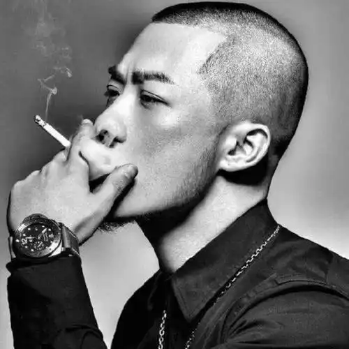 超酷抽烟黑白男人头像图片