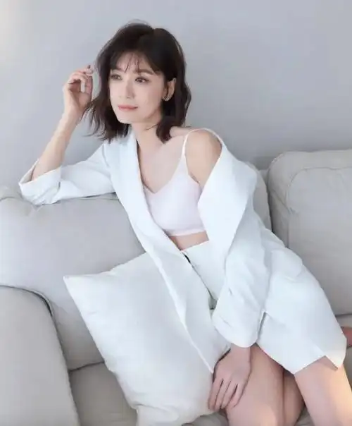 贾静雯拍内衣广告引热议给黄磊发暧昧短信被婆家逼做亲子鉴定