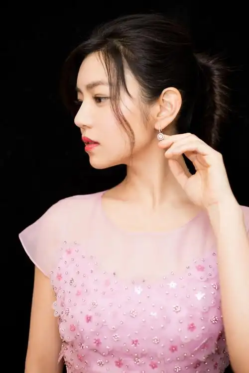 陈妍希身着粉裙化身"桃花仙" 与李宇春同台推荐ip男演员