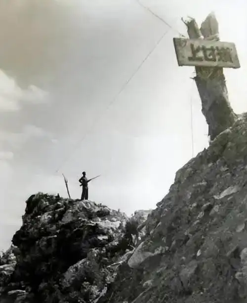 上甘岭一战歼敌2.5万,喀秋莎显神威,敌人光拉尸体就用15辆卡车