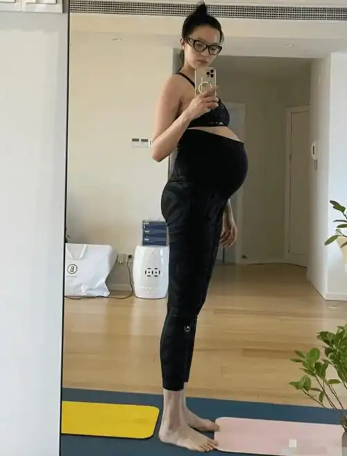 超模雎晓雯晒居家健身孕肚照 素颜自拍大肚凸凸