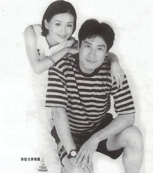 1997年俩人合作的《和平年代》热播后结婚,婚后生下一个女儿,千禧年后