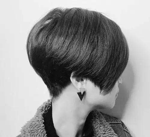 75就是将后脑勺剃短,上面的头发剪成有层次感的短发发型,带点纹理