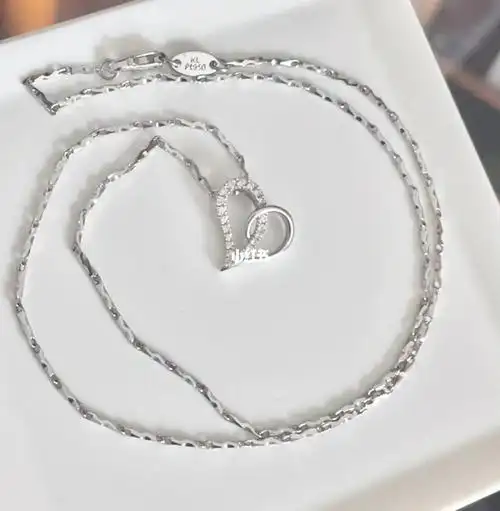 免工费周生生心影铂金镂空爱心钻石项链吊坠