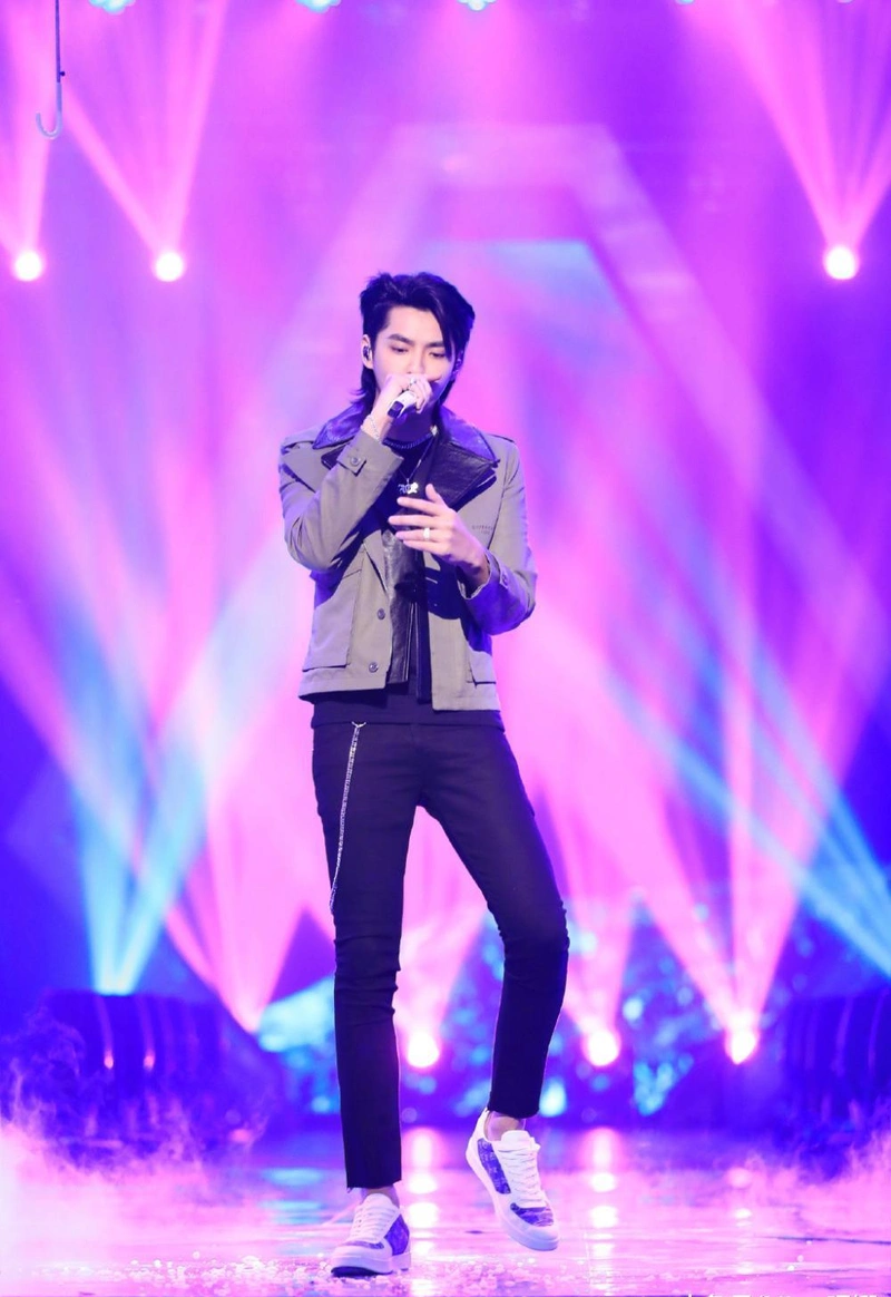 吴亦凡新发型的打扮好劲爆!西装下面添紧身裤,帅炸了!