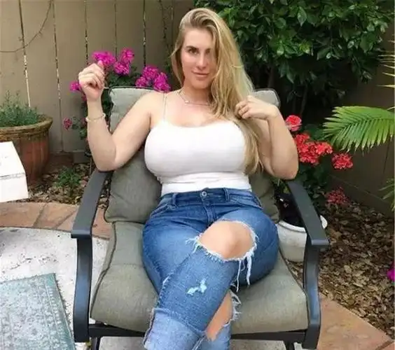 175斤美国大码模特靠健身塑造完美身材曲线好身材是女人门面