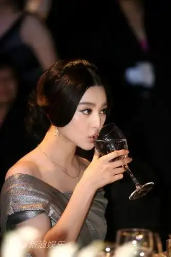 图文:2010芭莎明星慈善夜-范冰冰小酌
