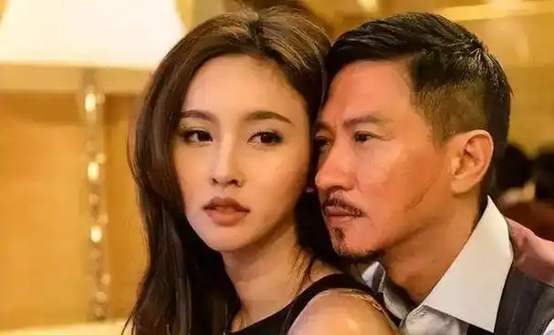 这部影片星光熠熠,汇聚了古天乐,张家辉,刘青云等影视大咖,堪称演艺界