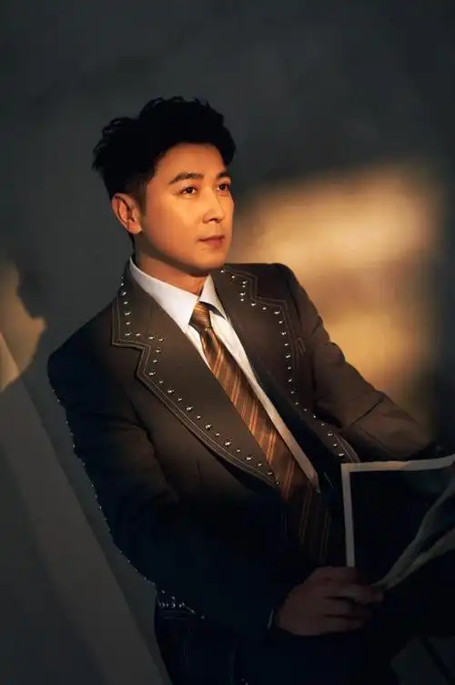 保剑锋今日释出时尚写真 铆钉西装造型放射优雅魅力