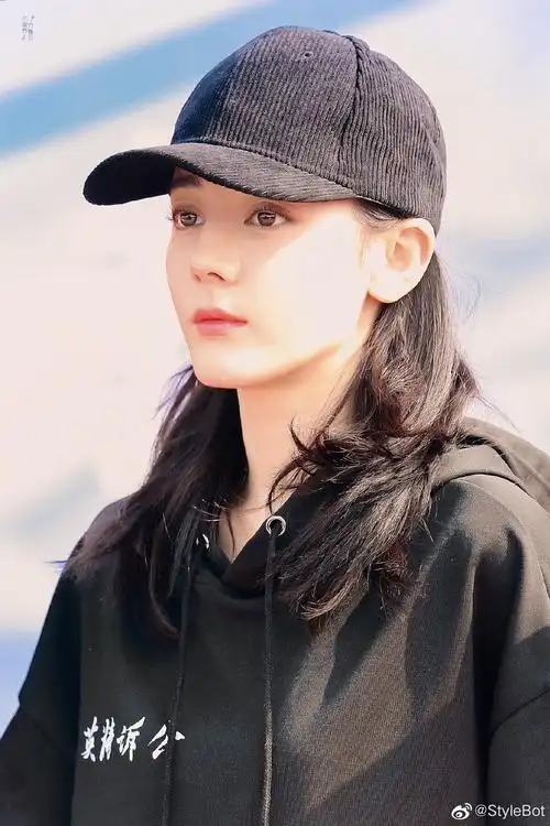 今日开机饭拍,穿着黑色卫衣搭配同色系鸭舌帽……|迪丽热巴_新浪