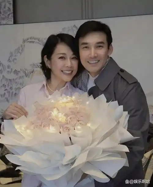 陈松伶和比自己小九岁的老公过生日,婚后13年没孩子依然甜蜜幸福