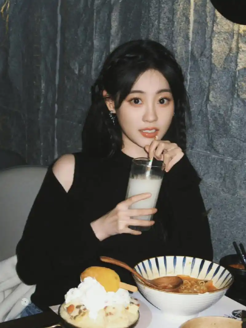 祝绪丹晒出一组开工照片 身穿黑色针织背心 长袖披肩, 绑着公主头