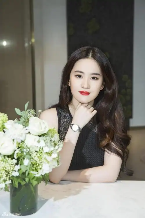 刘亦菲迈入30岁大关 黑裙红唇妩媚尽显熟女味道