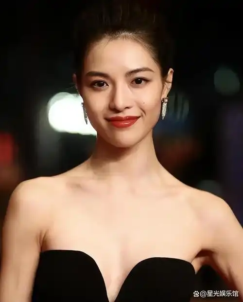 钟楚曦侯雯元戛纳秀恩爱,女方特别主动,而男方一脸高冷心不在焉