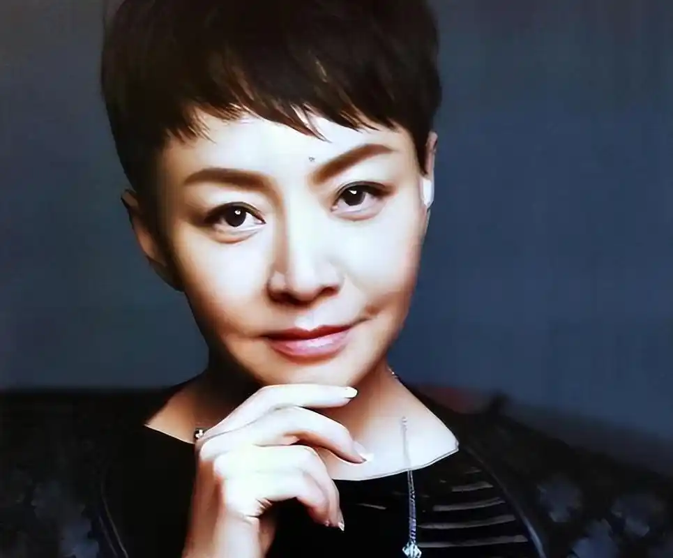 宋丹丹:生活态度积极的演员 宋丹丹老师的着装简单大方,黑色棉袄包裹