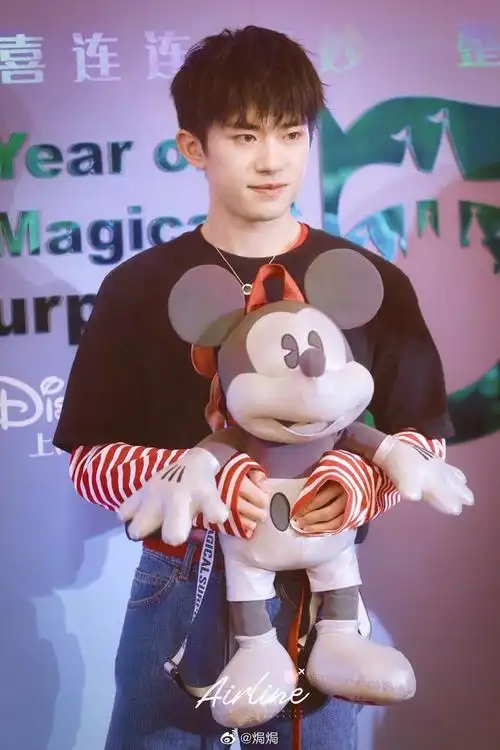 易烊千玺上海迪士尼登上网络热搜了,到底发生啥了?