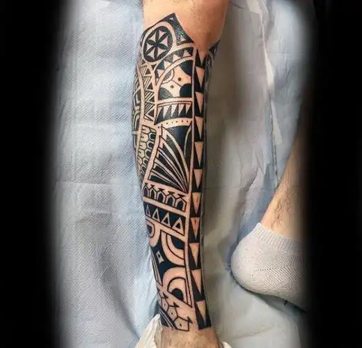 男性小腿上的帅气的黑色部落图腾纹身图案