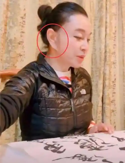 据说,刘晓庆耳朵"变形"是因为她之前做过拉皮整形手术,才造成现在的