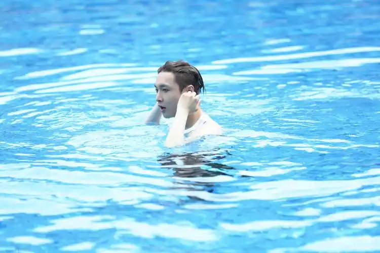 张艺兴《极挑》展绅士品格 正能量爆棚获网友盛赞