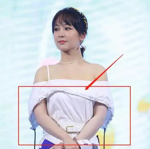 杨紫出席活动生图流出,手臂失去修图效果后,网友:我没看错吧?