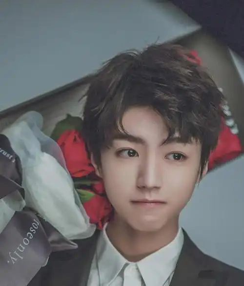 刘海三七分可欲可帅,王俊凯的这款三七分发型,增加了层次感,加上他