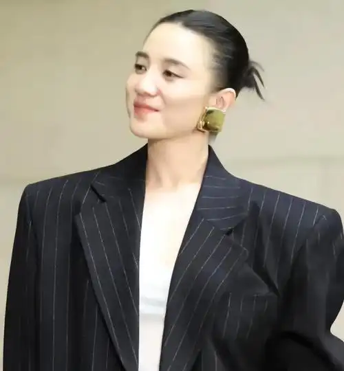 宋佳大胆挑战双开门男款垫肩西装,网友:是时尚灾难还是新潮流?