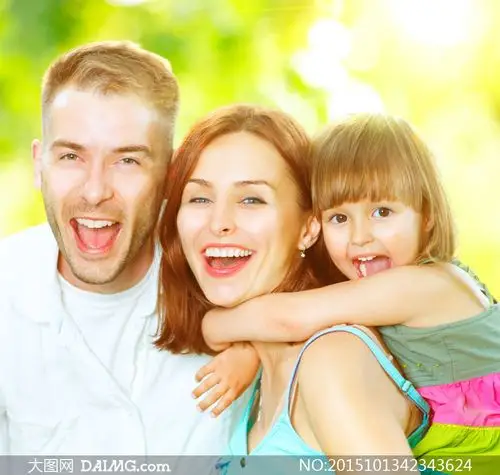 幸福快乐的一家三口人摄影高清图片