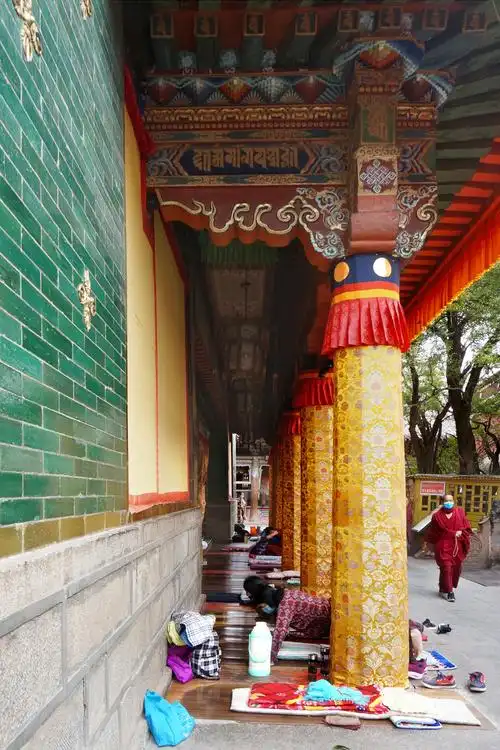 大金瓦殿香火最为旺盛,有不少信徒和僧众在磕长头,这里面大多数都是