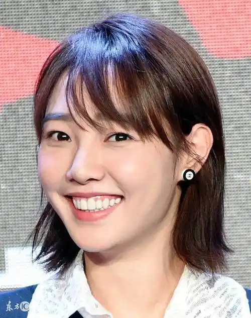 白百何笑容满面现身机场,旁边这个男的有点眼熟