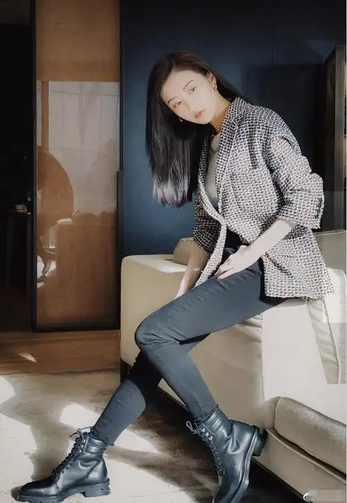 景甜久违营业晒美照,紧身衣搭西装大秀好身材,头发终于长了