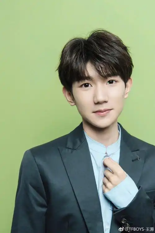 王源的锡纸烫,中分和三七分发型帅呆,打动你的是哪一款发型?