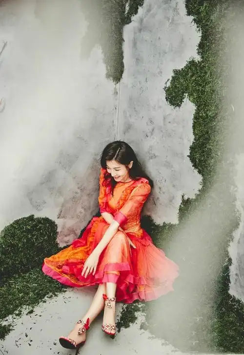 简介:张棪琰时尚写真图片:唯美优雅,分享一组张棪琰图片给大家,图中的