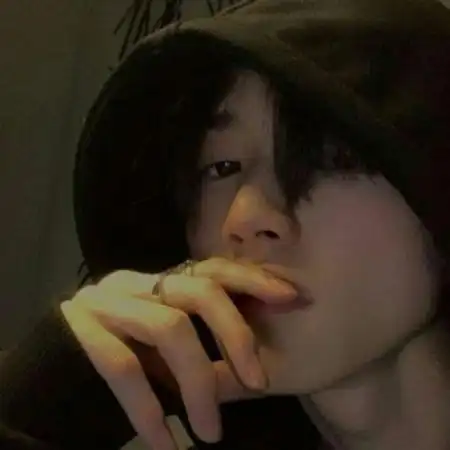 微信头像男生帅气 嘴角带着静如止水的笑